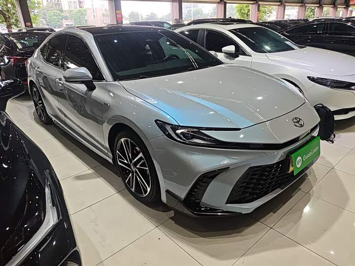 Фото 4 - Toyota Camry