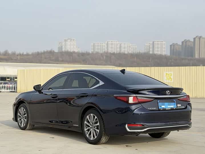 Фото 4 - Lexus ES