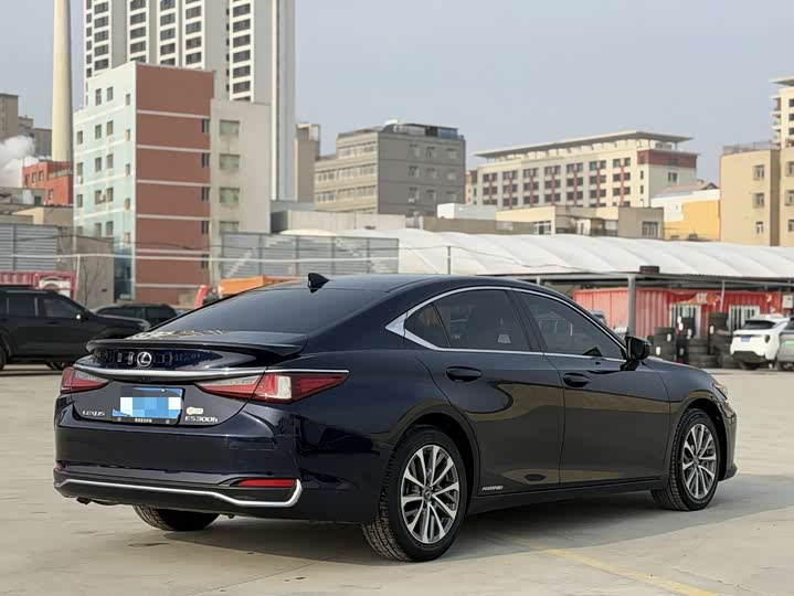 Фото 6 - Lexus ES