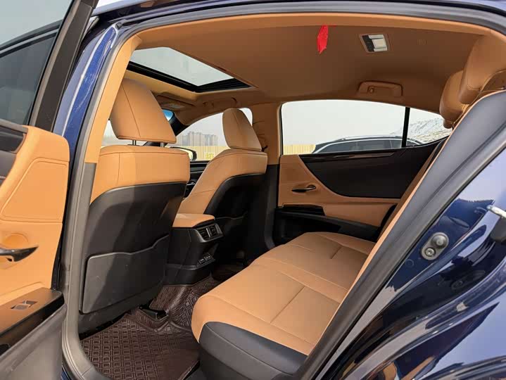 Фото 9 - Lexus ES