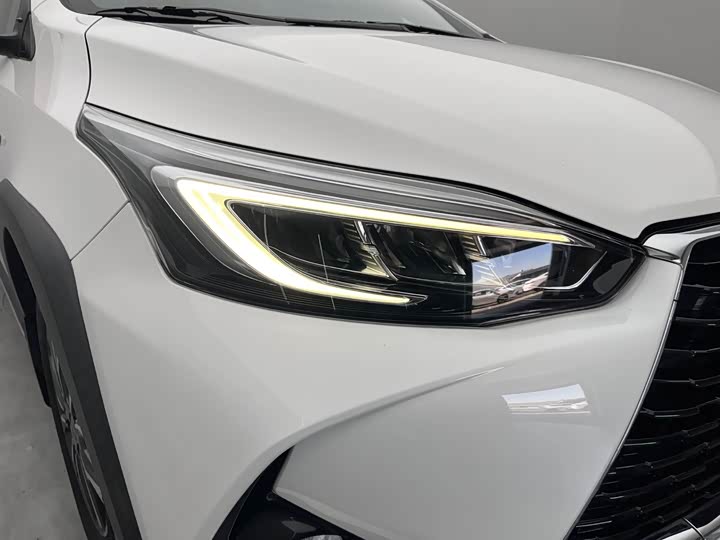 Фото 10 - Toyota Yaris L Hatchback