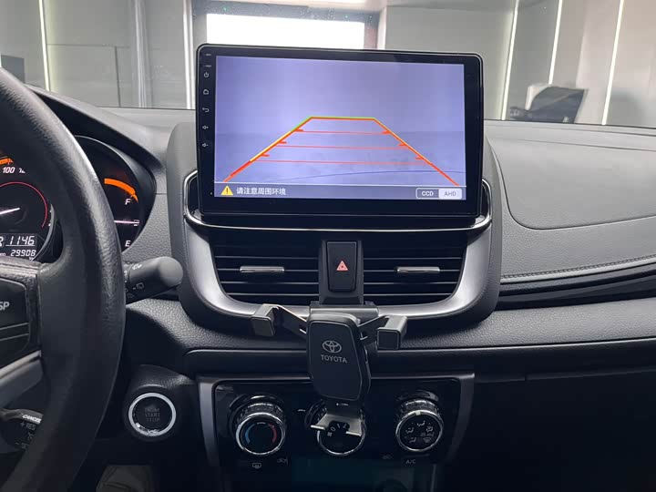 Фото 11 - Toyota Yaris L Hatchback