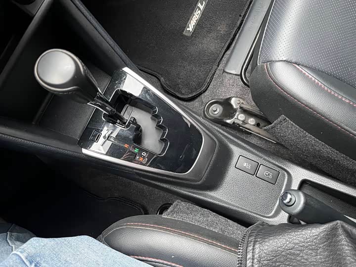 Фото 12 - Toyota Yaris L Hatchback