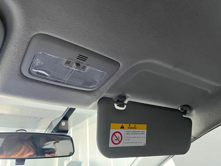 Фото 13 - Toyota Yaris L Hatchback