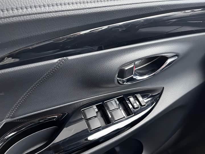 Фото 14 - Toyota Yaris L Hatchback