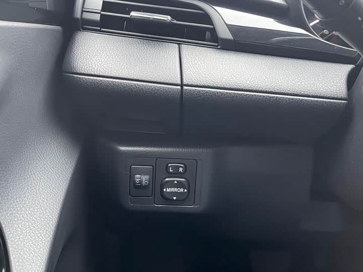 Фото 15 - Toyota Yaris L Hatchback