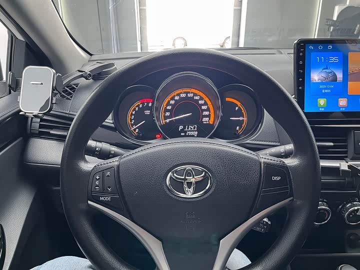 Фото 16 - Toyota Yaris L Hatchback