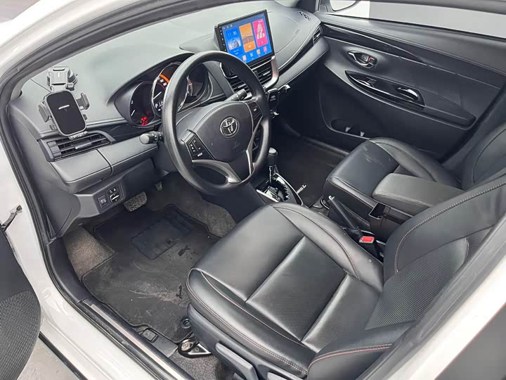 Фото 17 - Toyota Yaris L Hatchback