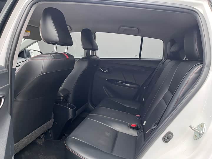 Фото 18 - Toyota Yaris L Hatchback