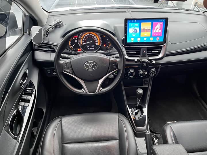 Фото 19 - Toyota Yaris L Hatchback