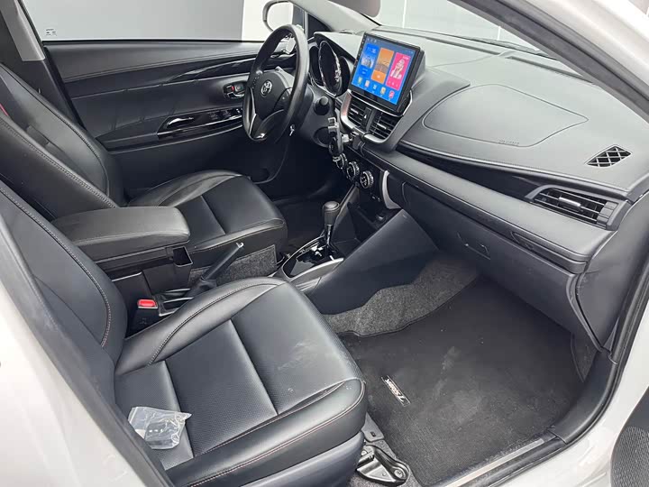 Фото 20 - Toyota Yaris L Hatchback