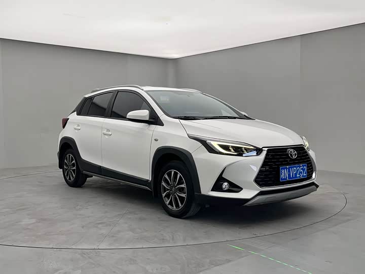 Фото 3 - Toyota Yaris L Hatchback