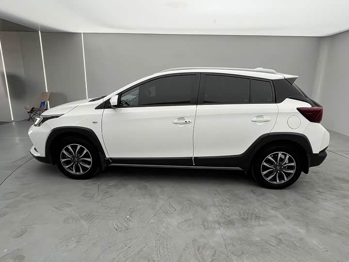 Фото 4 - Toyota Yaris L Hatchback