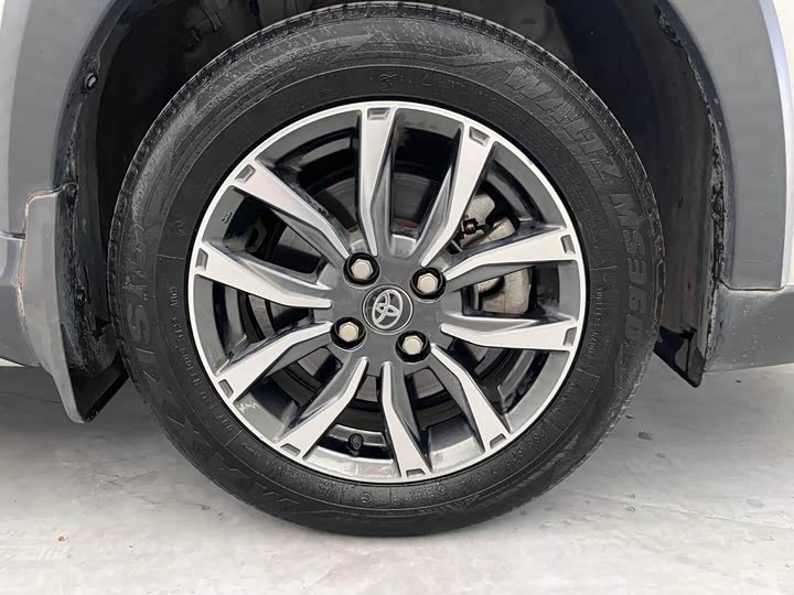 Фото 5 - Toyota Yaris L Hatchback