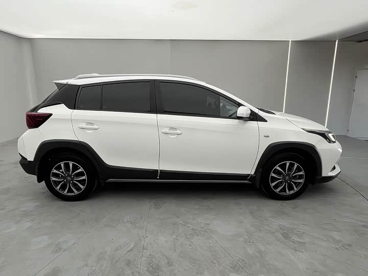 Фото 6 - Toyota Yaris L Hatchback