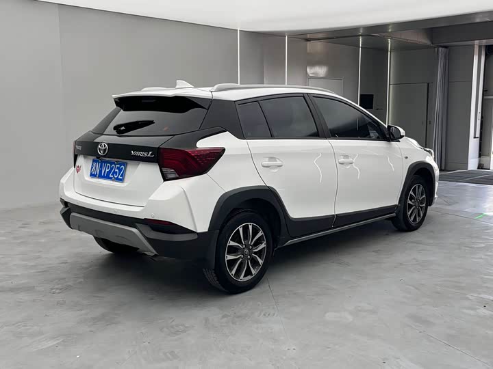 Фото 7 - Toyota Yaris L Hatchback