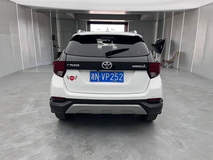 Фото 8 - Toyota Yaris L Hatchback