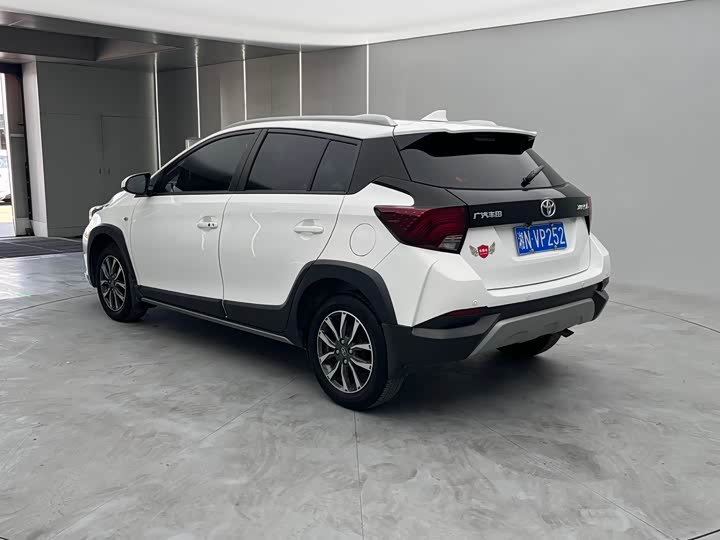 Фото 9 - Toyota Yaris L Hatchback