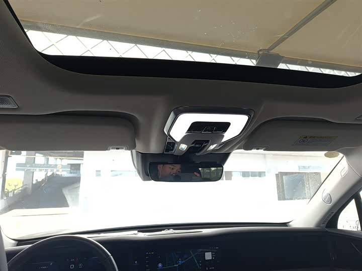 Фото 17 - Hongqi E-HS9