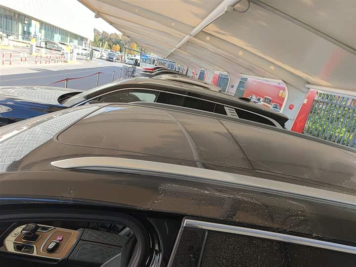 Фото 26 - Hongqi E-HS9