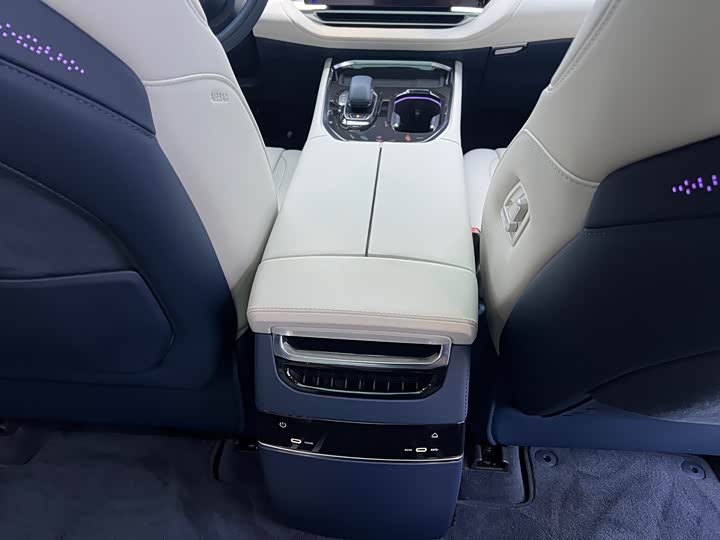 Фото 28 - Zeekr 009