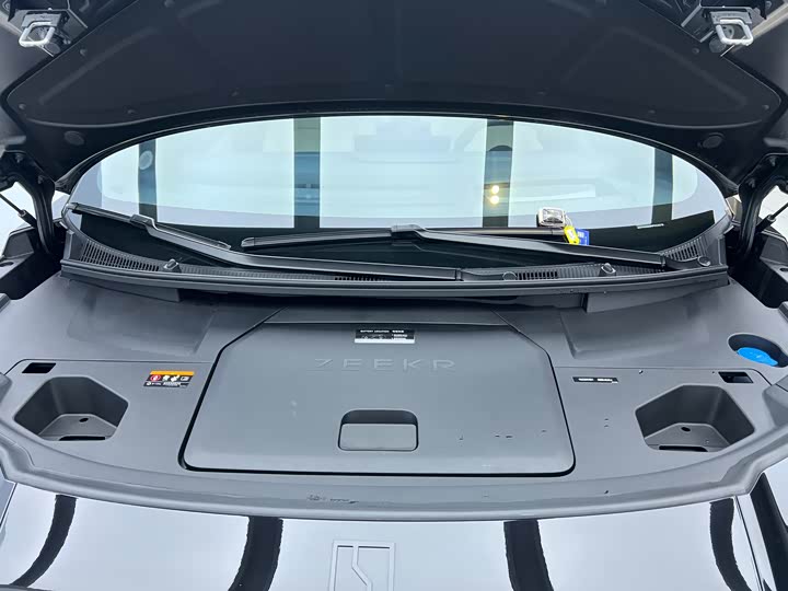 Фото 33 - Zeekr 009