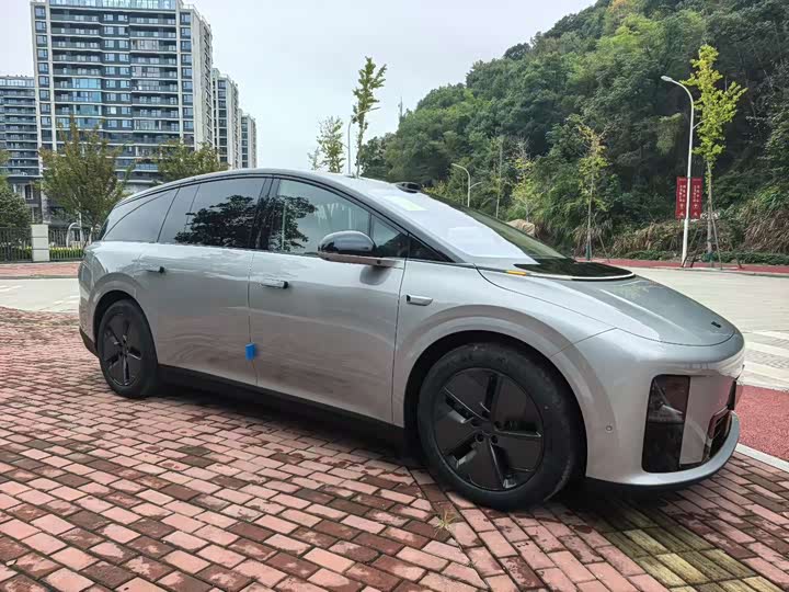 Фото 2 - LiXiang i8