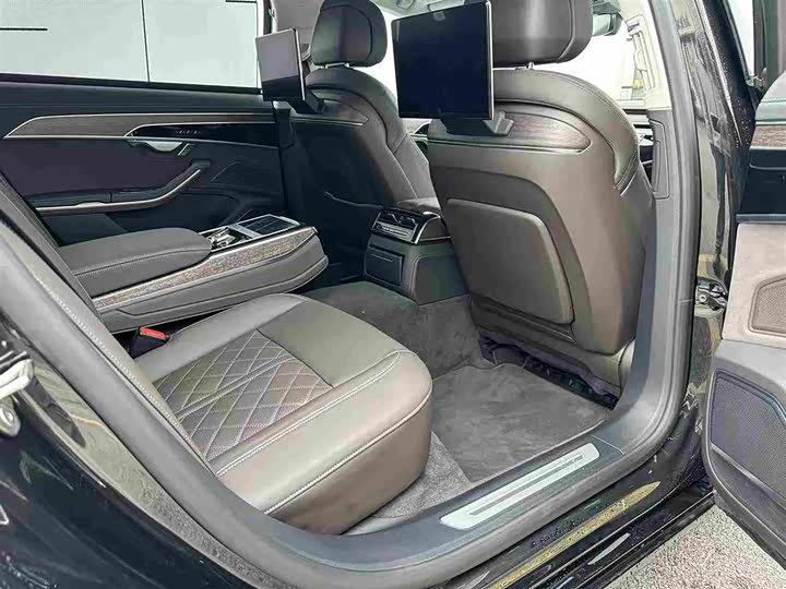 Фото 7 - Audi A8