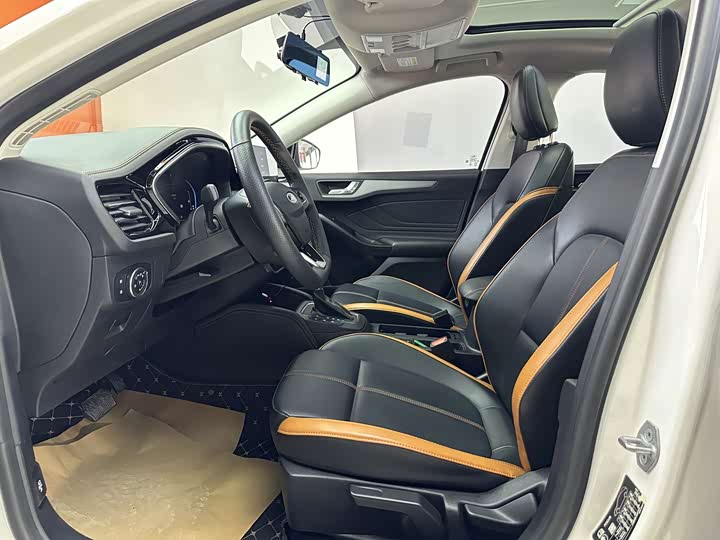 Фото 15 - Ford Focus