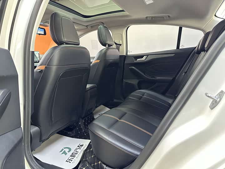 Фото 18 - Ford Focus