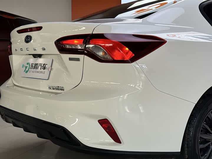 Фото 9 - Ford Focus