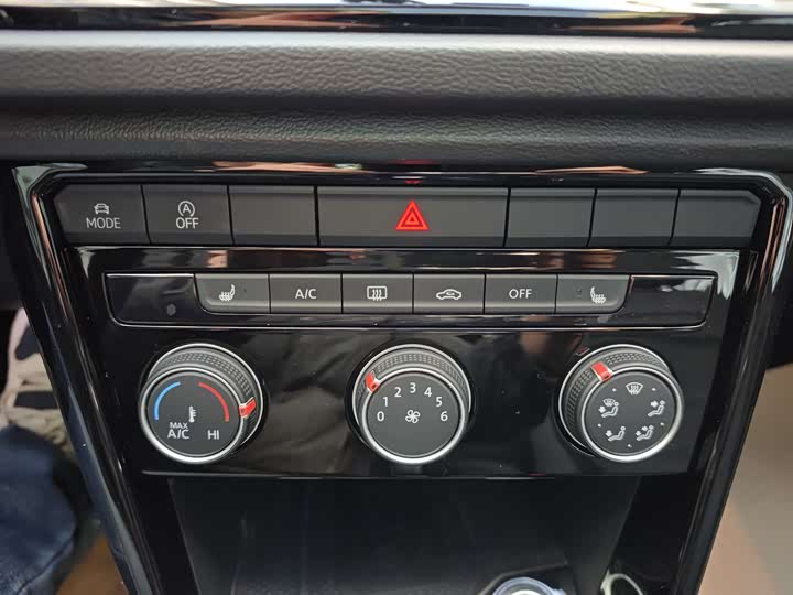 Фото 14 - Volkswagen T-Roc