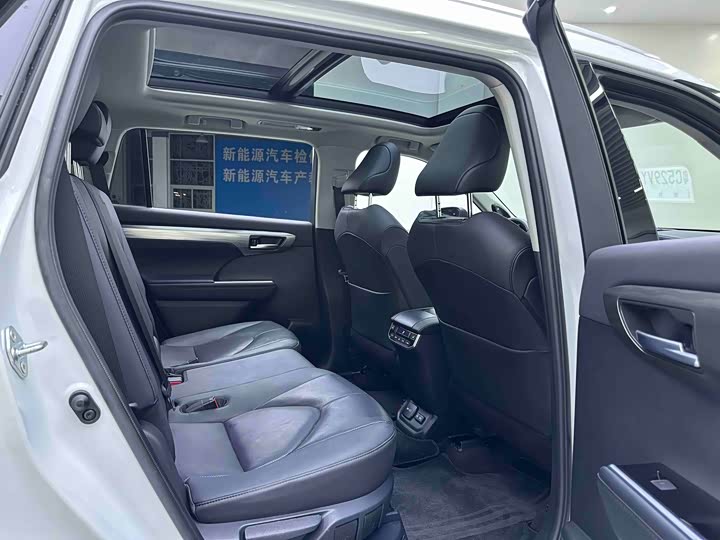 Фото 11 - Toyota Highlander