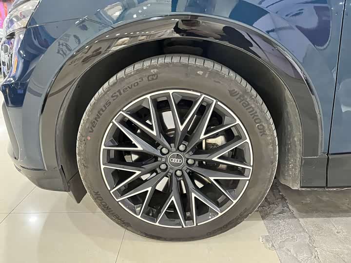 Фото 14 - Audi Q5 e-tron