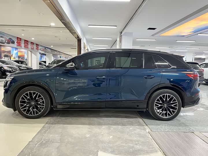 Фото 16 - Audi Q5 e-tron