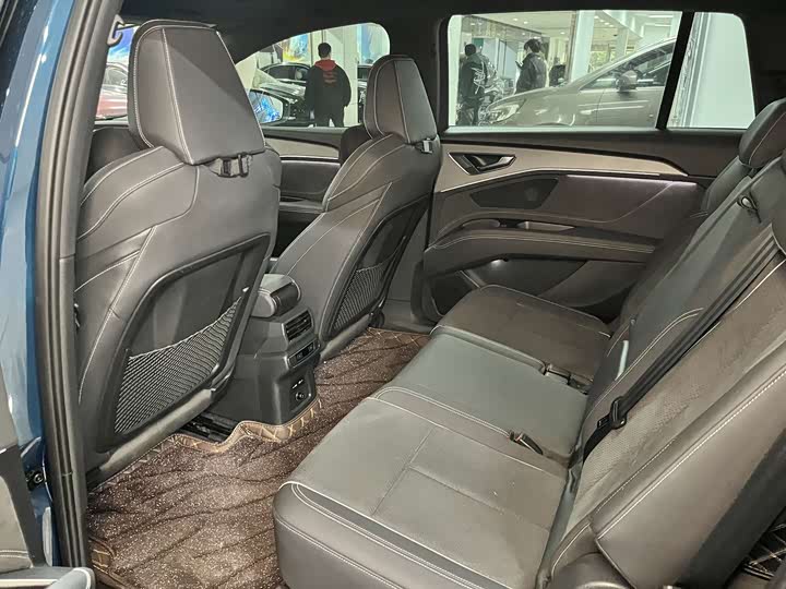 Фото 7 - Audi Q5 e-tron