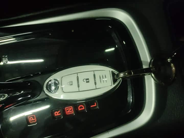 Фото 9 - Nissan Tiida