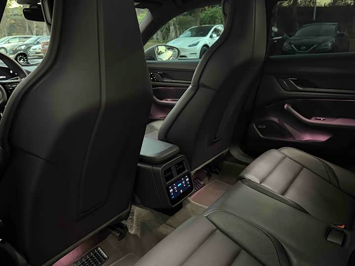 Фото 11 - Porsche Taycan