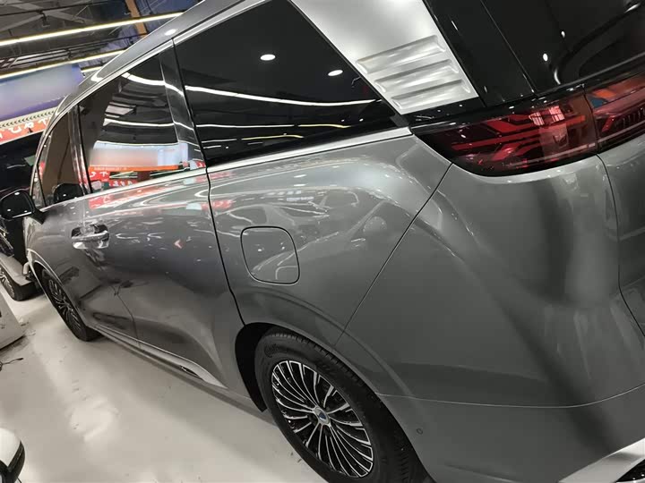 Фото 5 - Denza D9