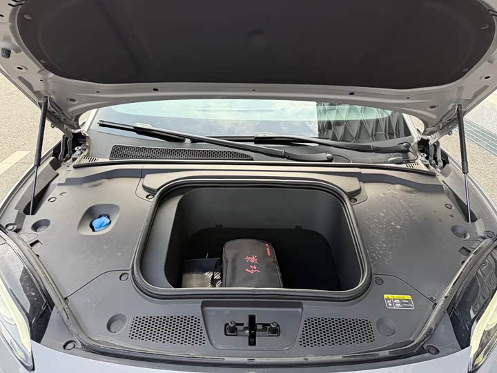 Фото 13 - Hongqi EH7