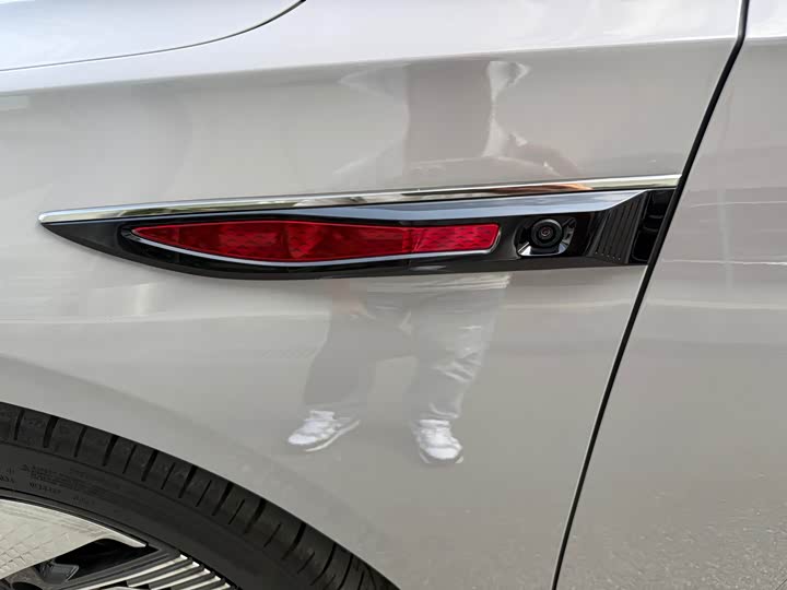 Фото 14 - Hongqi EH7