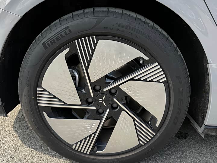 Фото 16 - Hongqi EH7