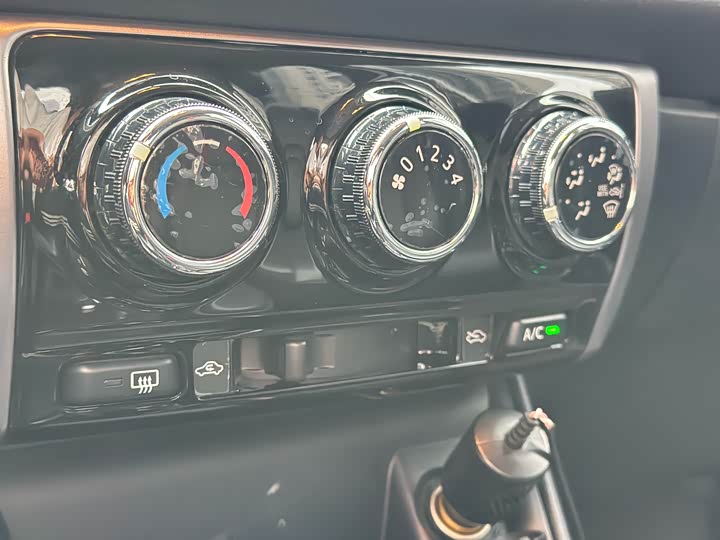 Фото 11 - Toyota Yaris L Hatchback