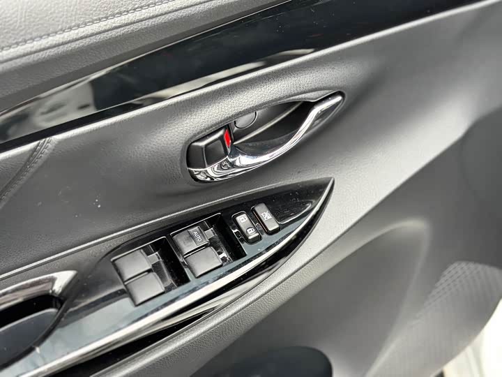 Фото 14 - Toyota Yaris L Hatchback