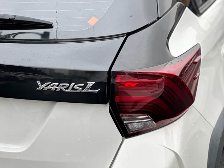 Фото 17 - Toyota Yaris L Hatchback