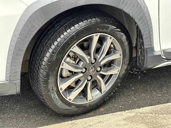 Фото 18 - Toyota Yaris L Hatchback