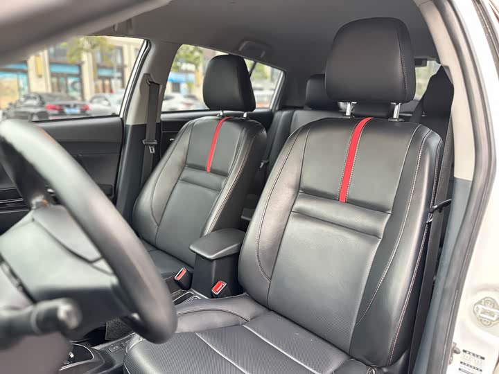 Фото 6 - Toyota Yaris L Hatchback