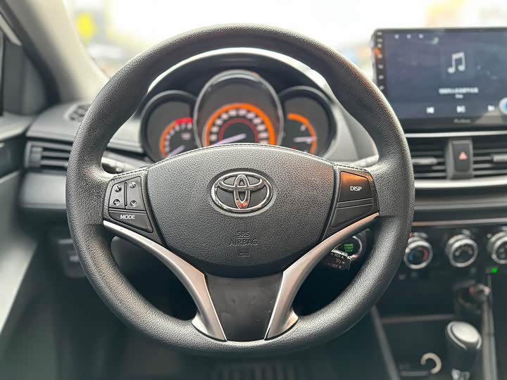 Фото 7 - Toyota Yaris L Hatchback