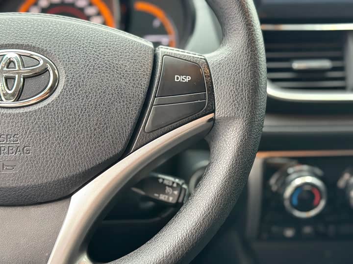 Фото 9 - Toyota Yaris L Hatchback