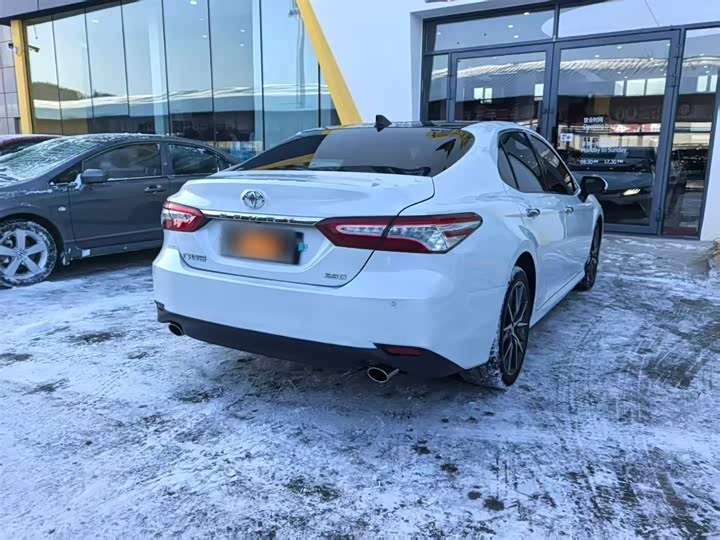 Фото 10 - Toyota Camry